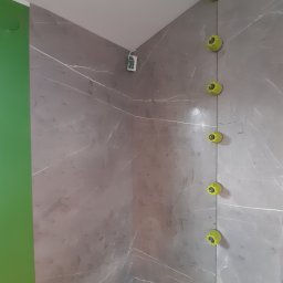 Płyty Rocko Tiles to doskonały materiał na ściany w salonie oraz w łazience dzięki szybkiemu montażowi efekty uzyskujemy w ciągu kilku dni.