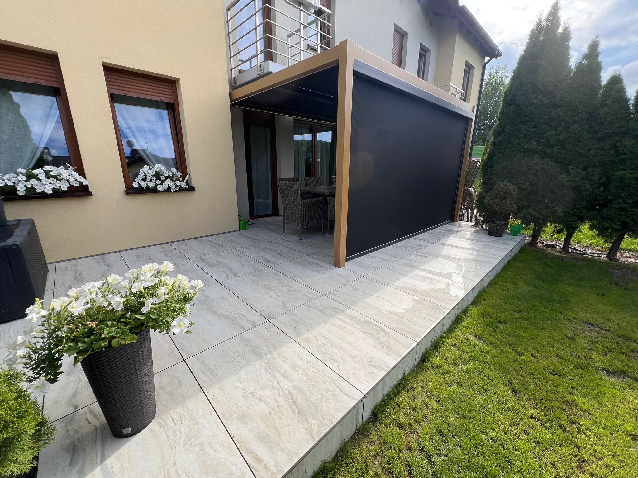 Taras wentylowany na wspornikach Profilitec z zamknięciem od czoła wraz z pergole firmy Mirpol.