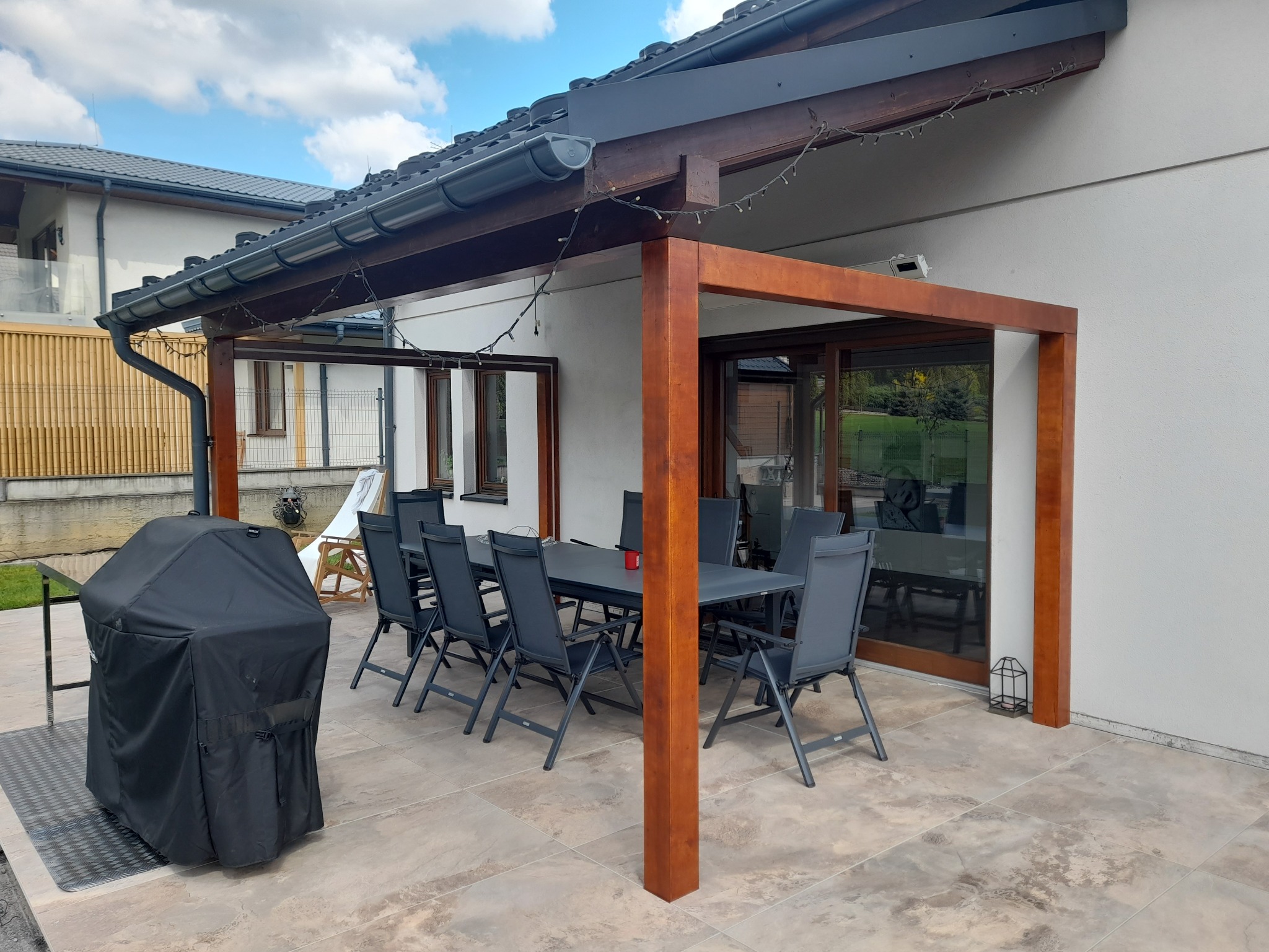 Taras wentylowany z płyt 80x160 Artistica3 na płycie betonowej oraz systemie wsporników Profilitec