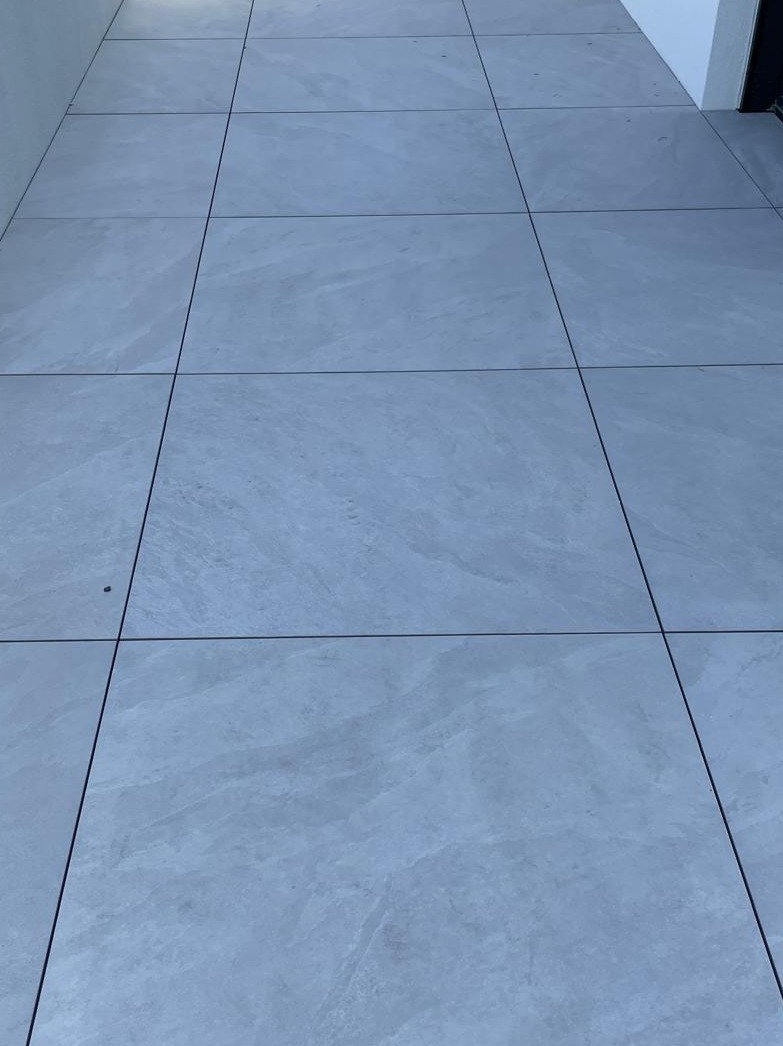 Taras wentylowany z attyką z płyt 80x80 Delconca na systemie wsporników z regulowaną głowicą Profilitec.