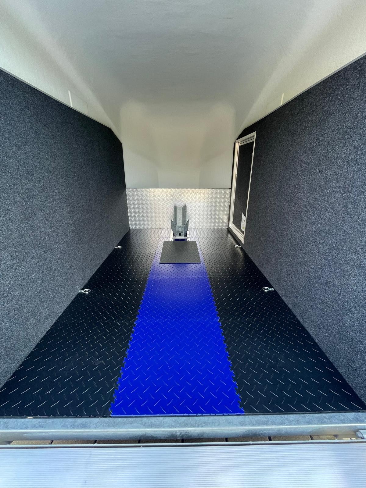 Posadzka Fortelock 2010 Blue oraz Black w przyczepie na motory.