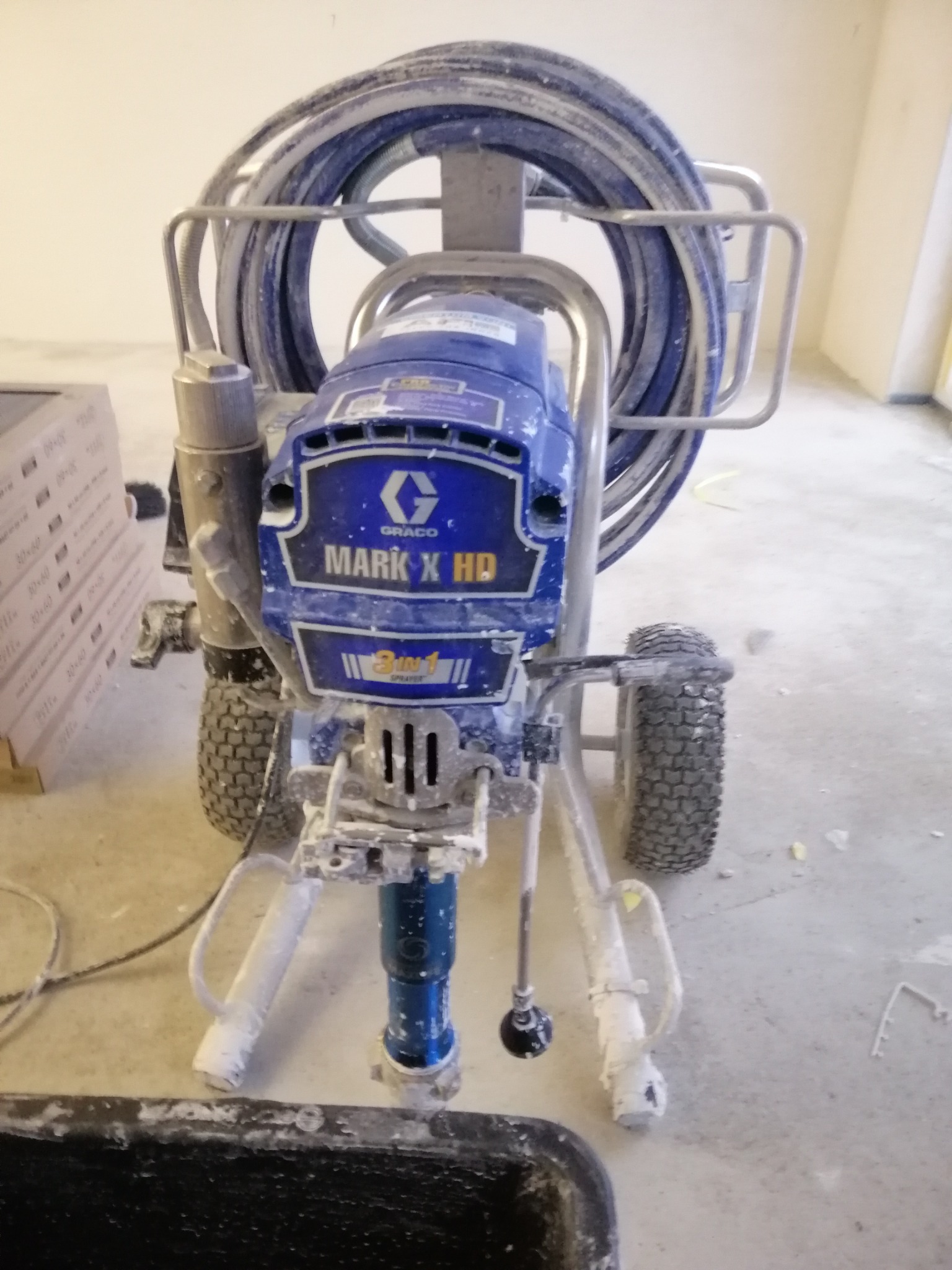 Agregat hydrodynamiczny do gładzi i malowania.