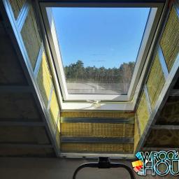 Ocieplanie poddasza w trakcie adaptacji strychu - prac budowlane, w tym montaż dużego okna w dachu i wykończenie wnętrza na strychu domu we Wrocławiu