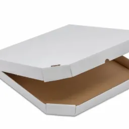 Pusta, otwarta, biała kartonowa skrzynka na pizzę, widoczny brązowy spód, na białym tle.