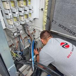 Do IT Solutiins Paweł Jarosz - W trakcie podłączania przyłącza głównego do budynku.