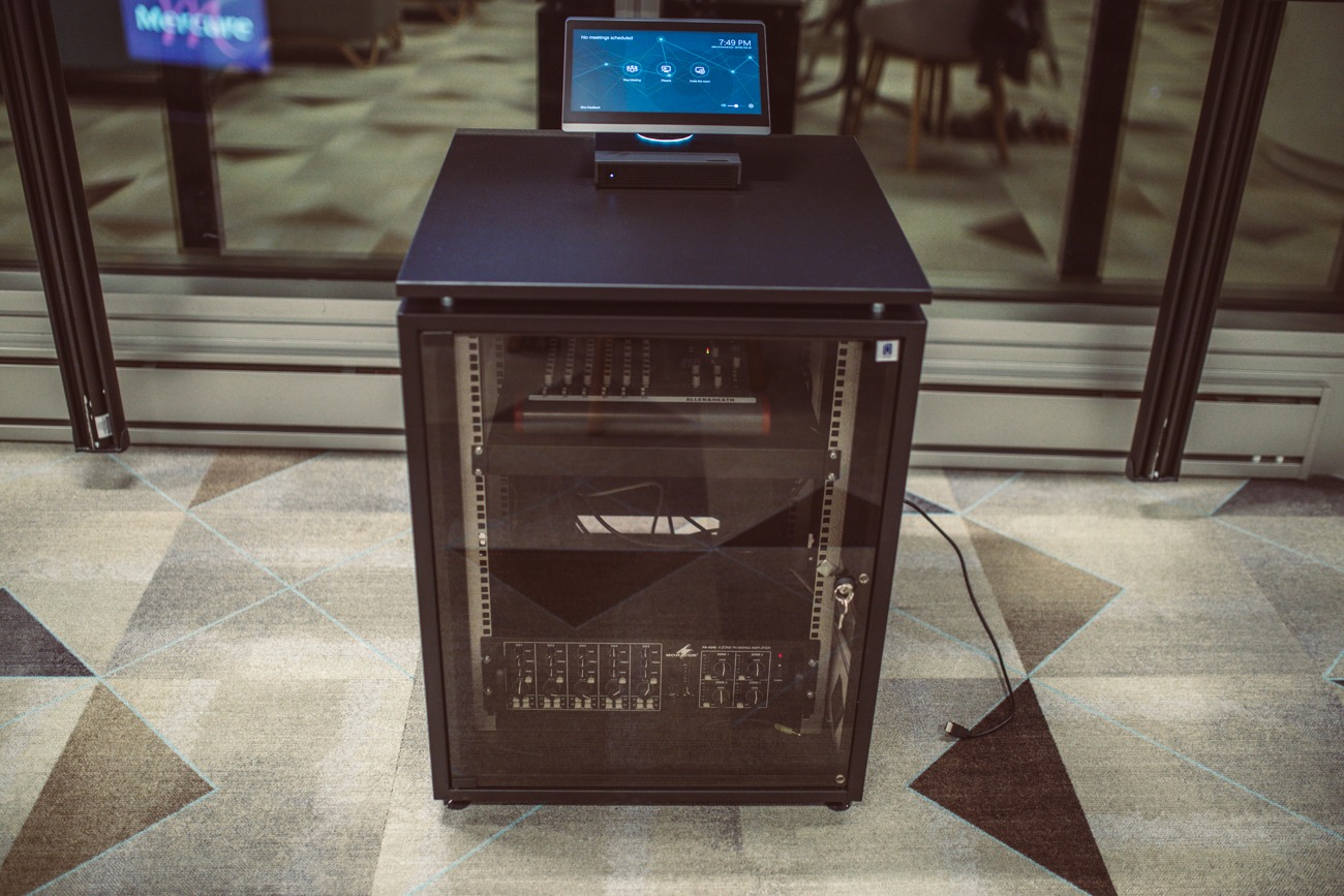 Jedna z wykonanych przez nas szaf do obsługi audio i video.