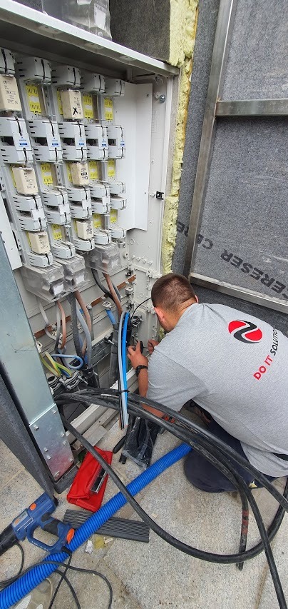 W trakcie podłączania przyłącza głównego do budynku.