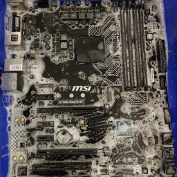 CZYSZCZENIE ZALANEJ PŁYTY GŁOWNEJ. 
PACJENT PRZEŻYŁ :)