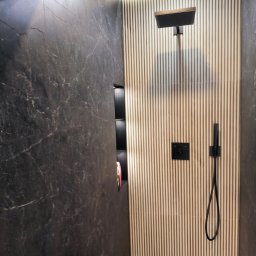 BestBud - Nowoczesna kabina prysznicowa z deszczownicą i panelami ściennymi w odcieniach beżu i czerni. Minimalistyczny design, eleganckie wykończenie.