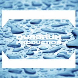 Niebieskie tło z kroplami wody, nałożony biały prostokąt z napisem 'QUADRUM PRODUCTION'.