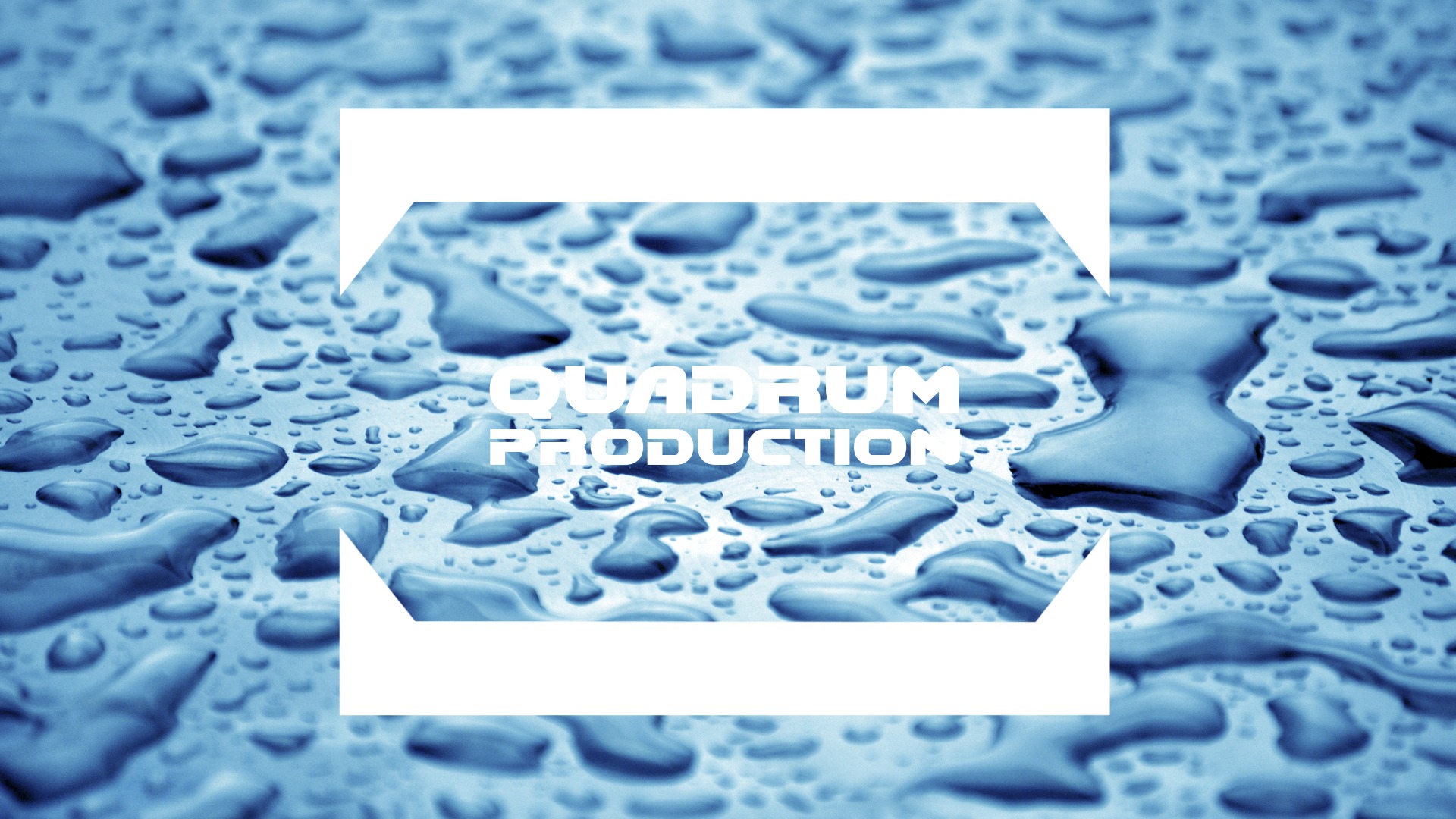 Niebieskie tło z kroplami wody, nałożony biały prostokąt z napisem 'QUADRUM PRODUCTION'.