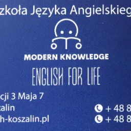 Wizytówka szkoły języka angielskiego z adresem w Koszalinie i numerami telefonów, na ciemnoniebieskim tle.