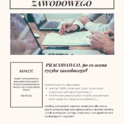 Osoby analizujące dokumenty z laptopem, prawdopodobnie związane z oceną ryzyka zawodowego, na tle tekstu informacyjnego o kosztach i obowiązkach pracodawcy.
