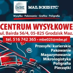 Reklama centrum wysyłkowego z adresem, numerem telefonu i adresem e-mail, oferującego przesyłki kurierskie, pakowanie, magazynowanie, mikrologistykę, poligrafię i pieczątki.