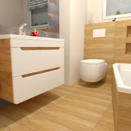 Nowoczesna łazienka z drewnopodobnymi płytkami, wiszącą szafką z umywalką, toaletą podwieszaną i wanną, oświetlona naturalnym światłem z okna.