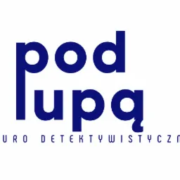Logo biura detektywistycznego 'pod lupą' w kolorze granatowym na białym tle.