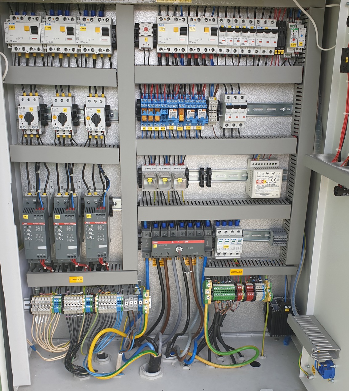 Rozdzielnica zasilająco, sterownicza dla przepompowni wód deszczowych. Pompy uruchamiana za pomocą softstarterów.