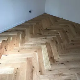 Montaż podłogi drewnianej w jodełkę klasyczną.