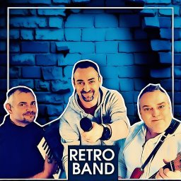 Top serwis - Stylizowany portret trzech muzyków z Dęblina przed niebieską ścianą z cegieł, z napisem 'Retro Band' na dole. Jeden z nich trzyma mikrofon, drugi klawisze, a trzeci gitarę.