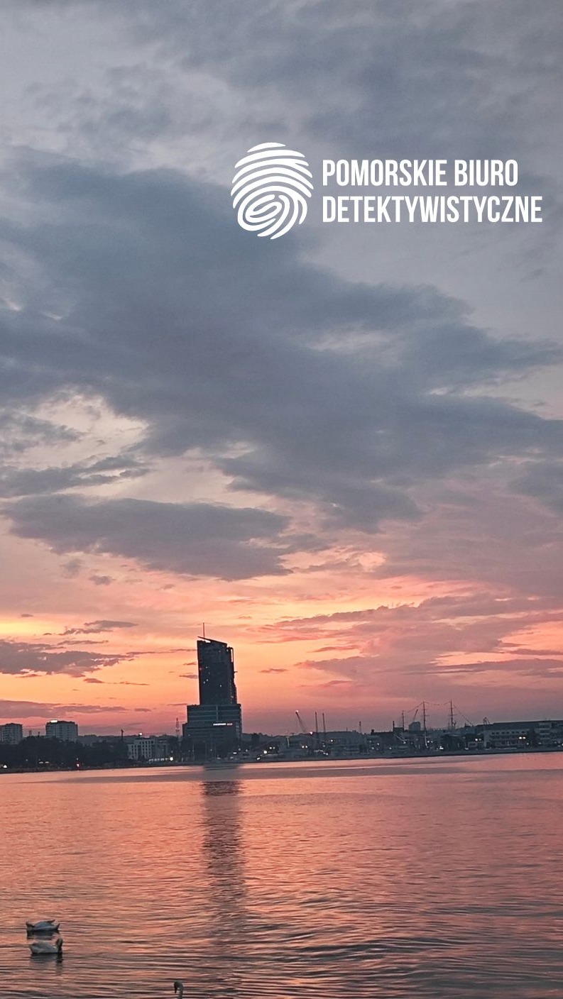 Logo Pomorskiego Biura Detektywistycznego na tle panoramy Gdyni o zachodzie słońca, z widocznym Sea Towers i taflą wody.