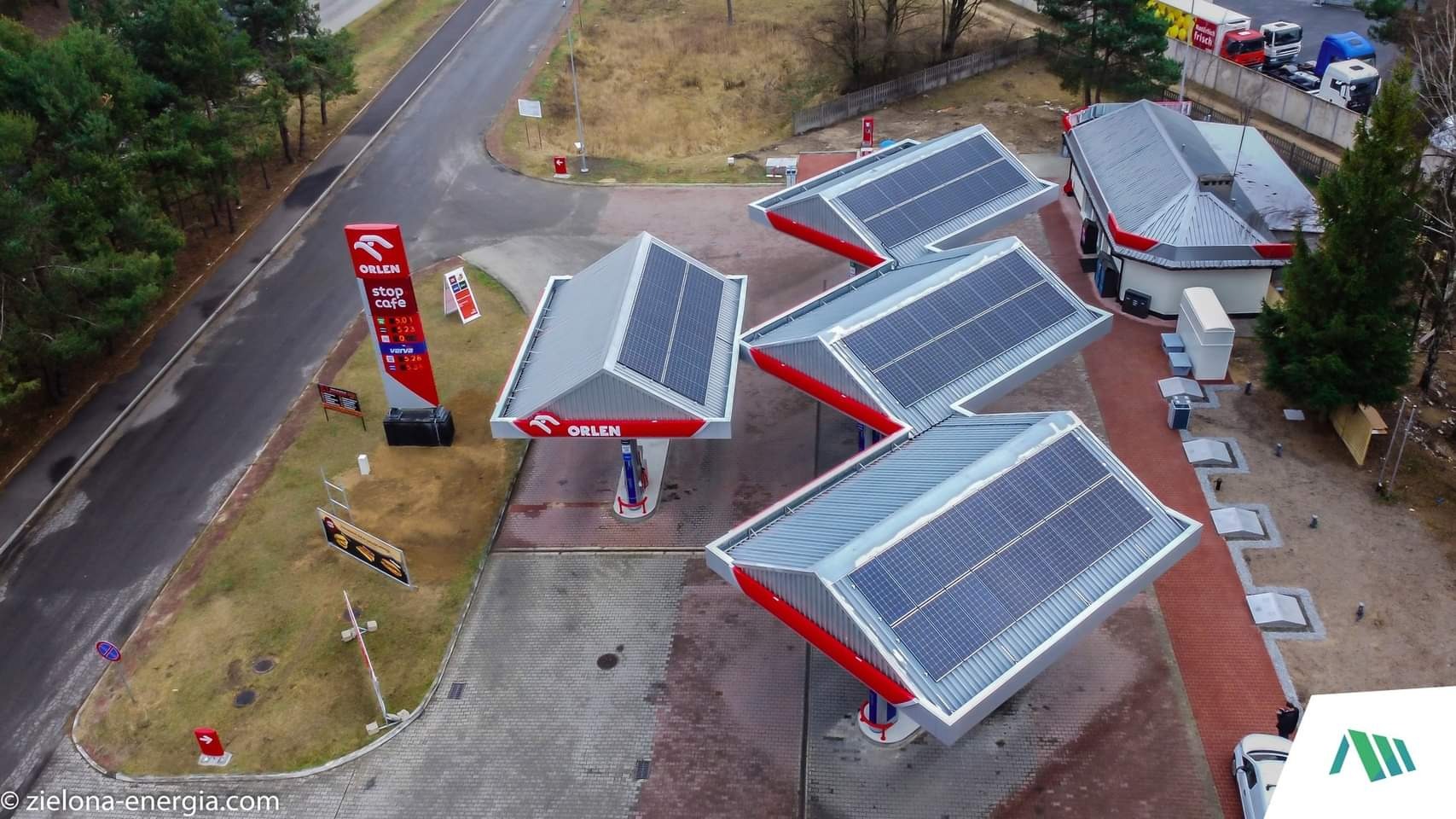 Stacja paliw Orlen z panelami słonecznymi zamontowanymi na zadaszeniach dystrybutorów, widok z góry.