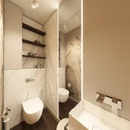 Elegancka łazienka z marmurowymi ścianami, podświetlanym lustrem i drewnianymi półkami. Widoczne WC, umywalka i dekoracje. W lustrze odbicie drugiej toalety.