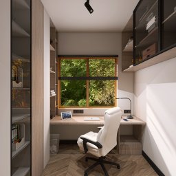 Natalia Korczyńska - Kompaktowe biuro w domu: biurko przy oknie z widokiem na zieleń, białe krzesło obrotowe, półki na książki, drewniana podłoga w jodełkę, lampa sufitowa.
