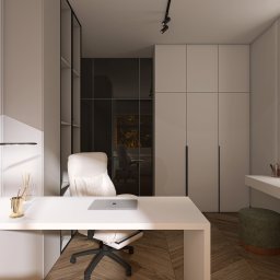 Natalia Korczyńska - Nowoczesny gabinet z biurkiem, laptopem i eleganckim oświetleniem. Minimalistyczny design, drewniana podłoga, szafy w zabudowie i lustro z podświetleniem LED.