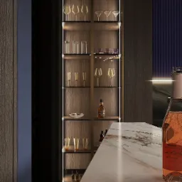 Podświetlana szafka barowa z drewnianym wykończeniem, wypełniona szkłem i butelkami, z blatem z marmuru i butelką różowego wina na pierwszym planie.