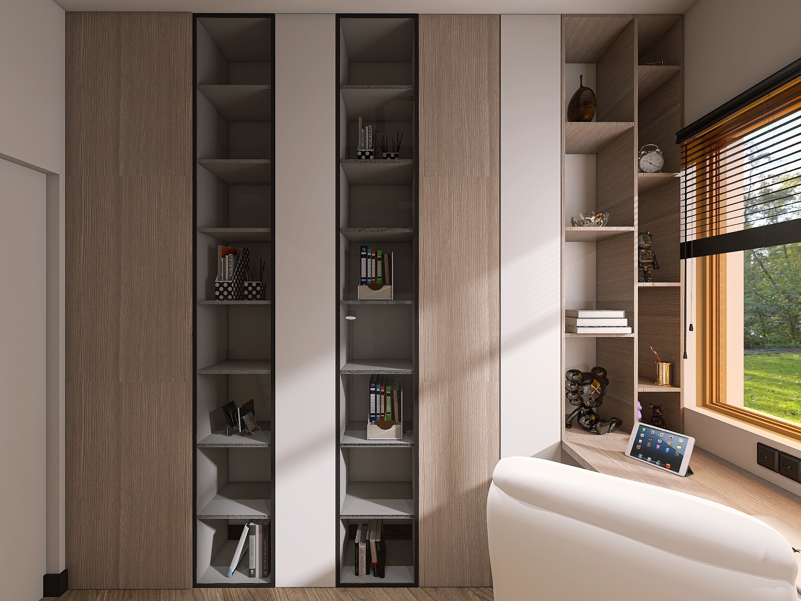Nowoczesna zabudowa meblowa z półkami w odcieniach drewna i bieli, z dekoracjami i tabletem na biurku przy oknie, tworząca minimalistyczny kącik do pracy.