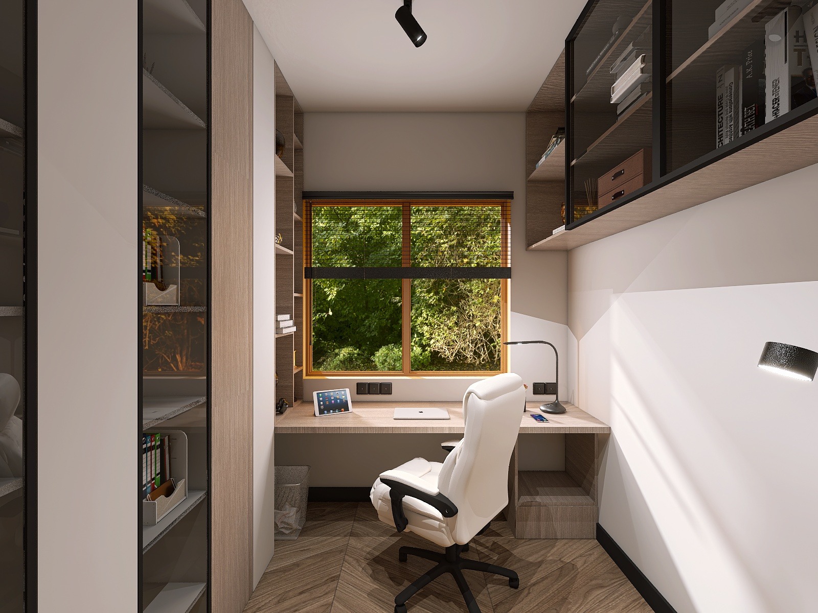 Kompaktowe biuro w domu: biurko przy oknie z widokiem na zieleń, białe krzesło obrotowe, półki na książki, drewniana podłoga w jodełkę, lampa sufitowa.