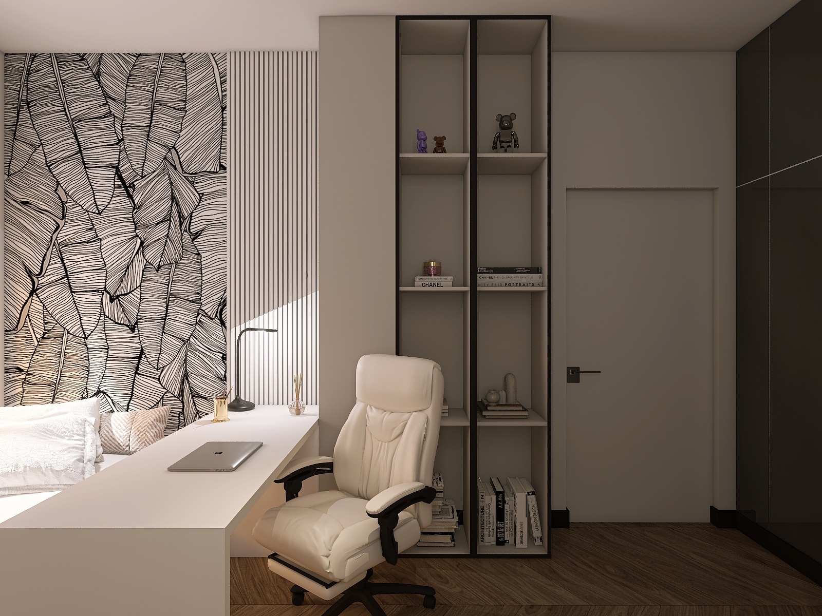 Nowoczesny pokój z biurkiem, krzesłem i regałem. Na ścianie tapeta w liście i paski. Laptop na blacie. Stonowana kolorystyka i oświetlenie.