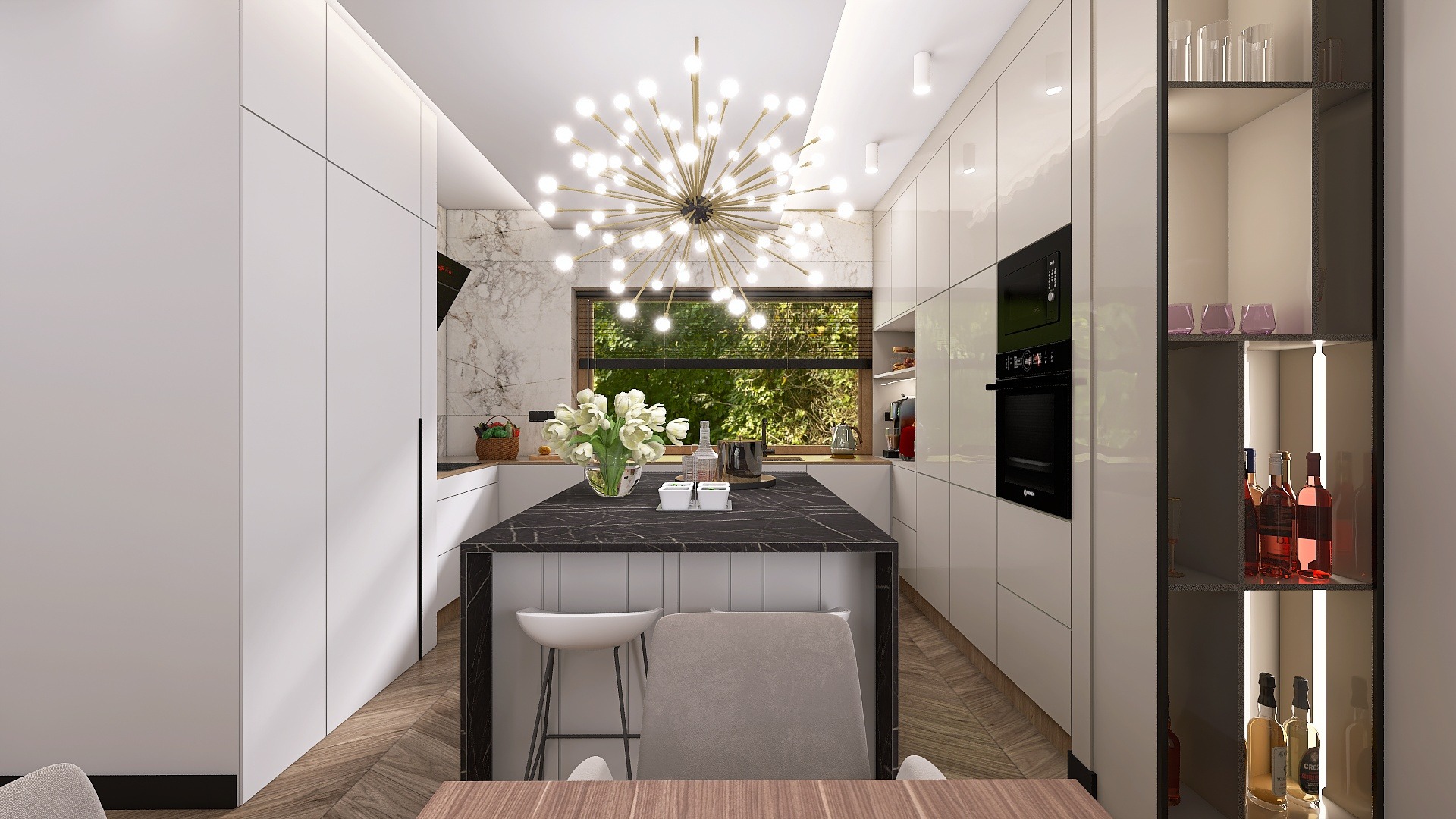 Elegancka, nowoczesna kuchnia z wyspą i marmurowym blatem, oświetlona designerską lampą. Widok na okno z zielenią w tle i półki z dekoracyjnymi butelkami.
