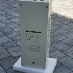 Dynamiczny rezystor hamowania LS, widoczny schemat podłączenia, umieszczony na styropianowej podkładce na brukowanej powierzchni w Kolbuszowej.