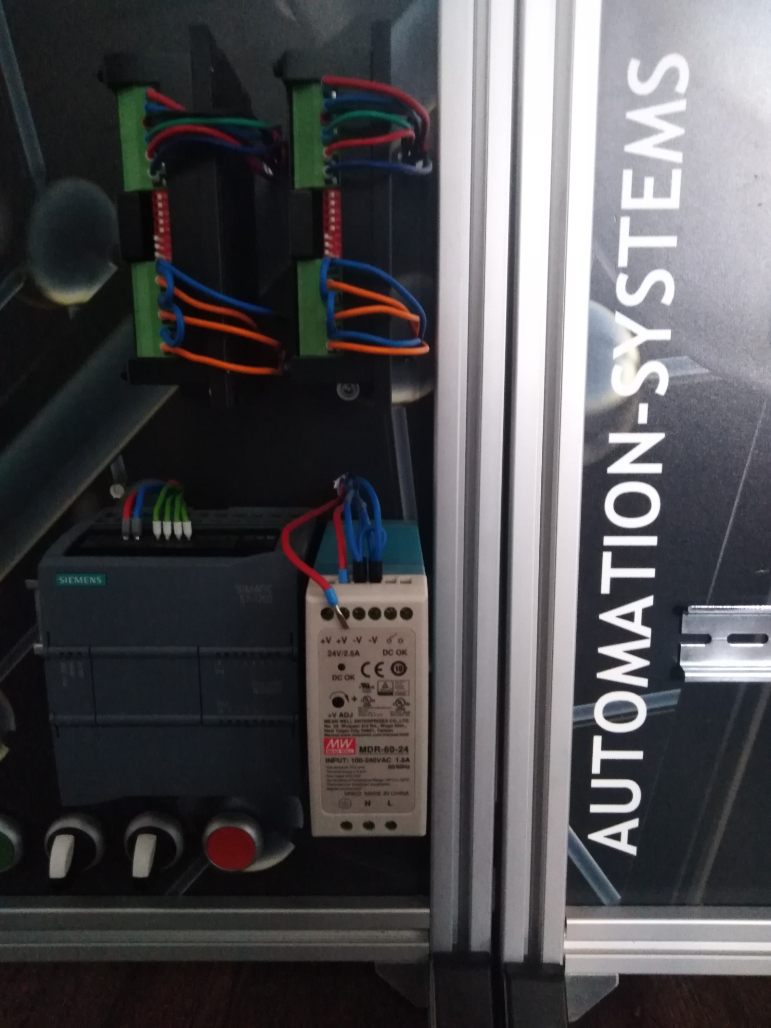 Panel sterowania automatyki z modułem Siemens Simatic S7-1200, zasilaczem Mean Well MDR-60-24 i okablowaniem, zamontowany na konstrukcji z profili aluminiowych z nadrukowanym napisem...