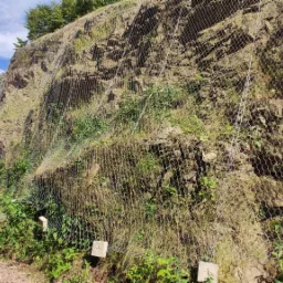 Zabezpieczenie skarp skalnych kurtyną z siatki stalowej.