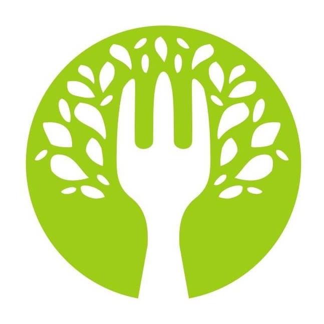 Logo firmy cateringowej: biały widelec stylizowany na drzewo z liśćmi, umieszczony w zielonym okręgu.