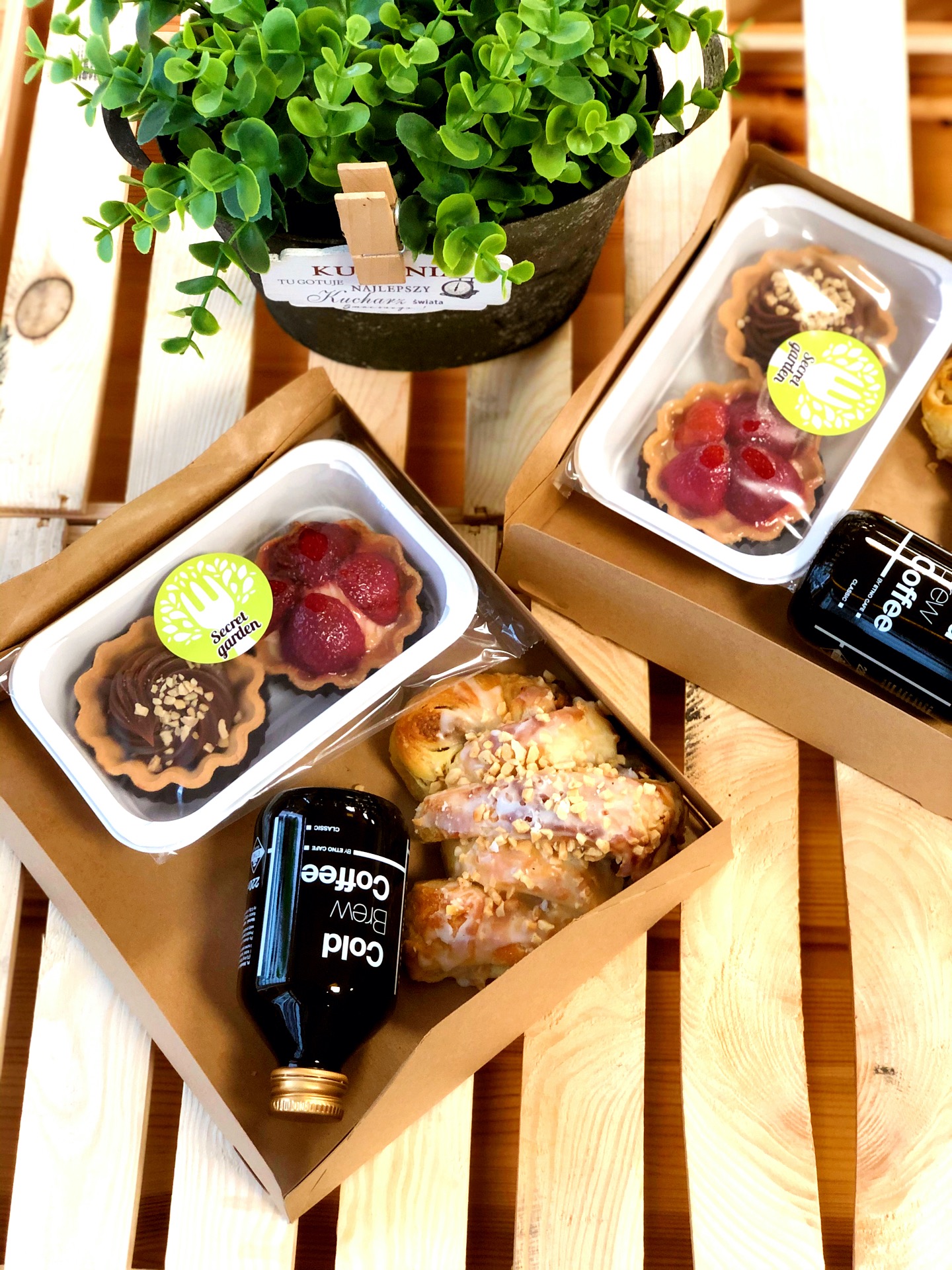 Zestaw słodkich przekąsek z kawą cold brew