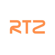 Pomarańczowe logo 'RTZ' na białym tle. Prosty, nowoczesny krój pisma. Litery połączone, tworzą rozpoznawalny znak graficzny firmy transportowej.