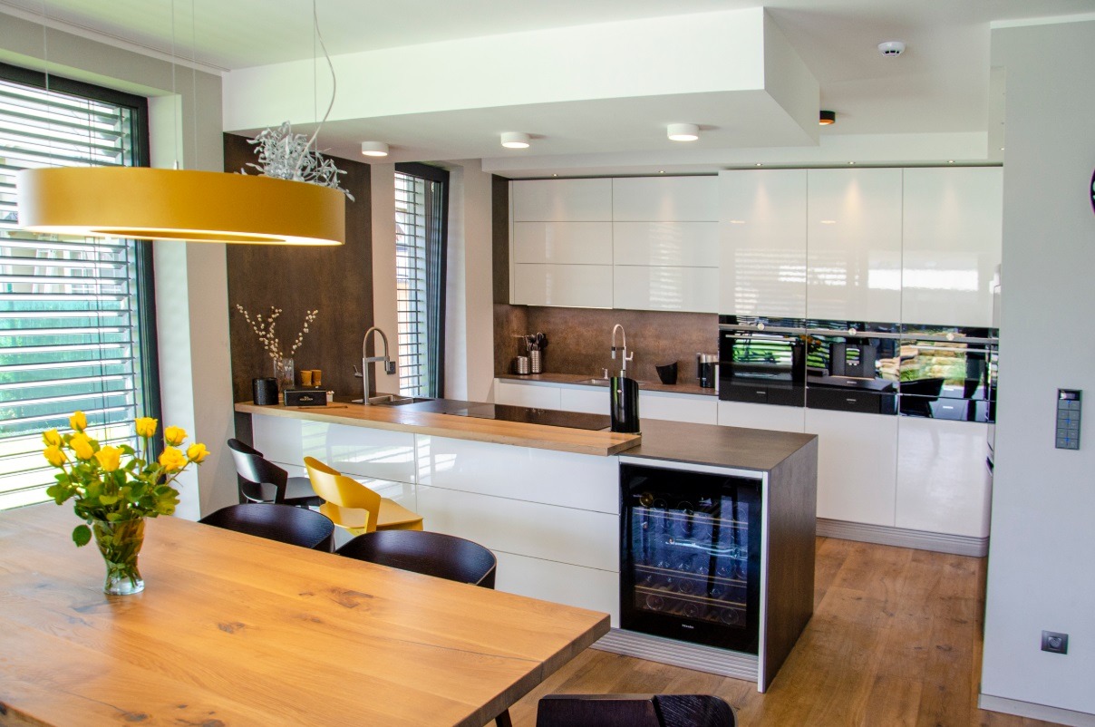 Kuchnia Pabianice w białym połysku, blat konglomerat okucia BLUM, kosze cargo PEKA