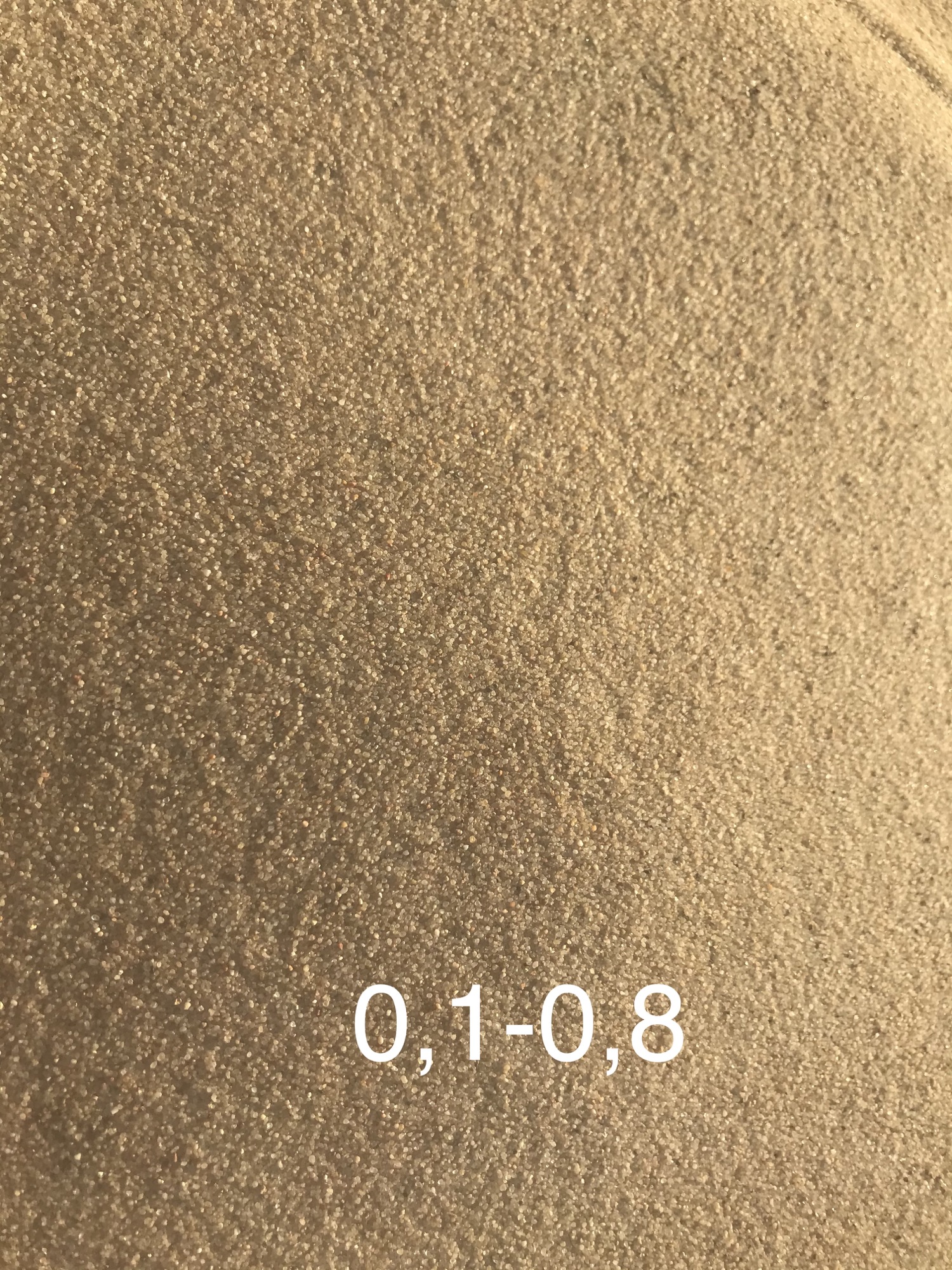 Beżowy, drobnoziarnisty materiał sypki o frakcji 0,1-0,8, oferowany w Kleszczowie.