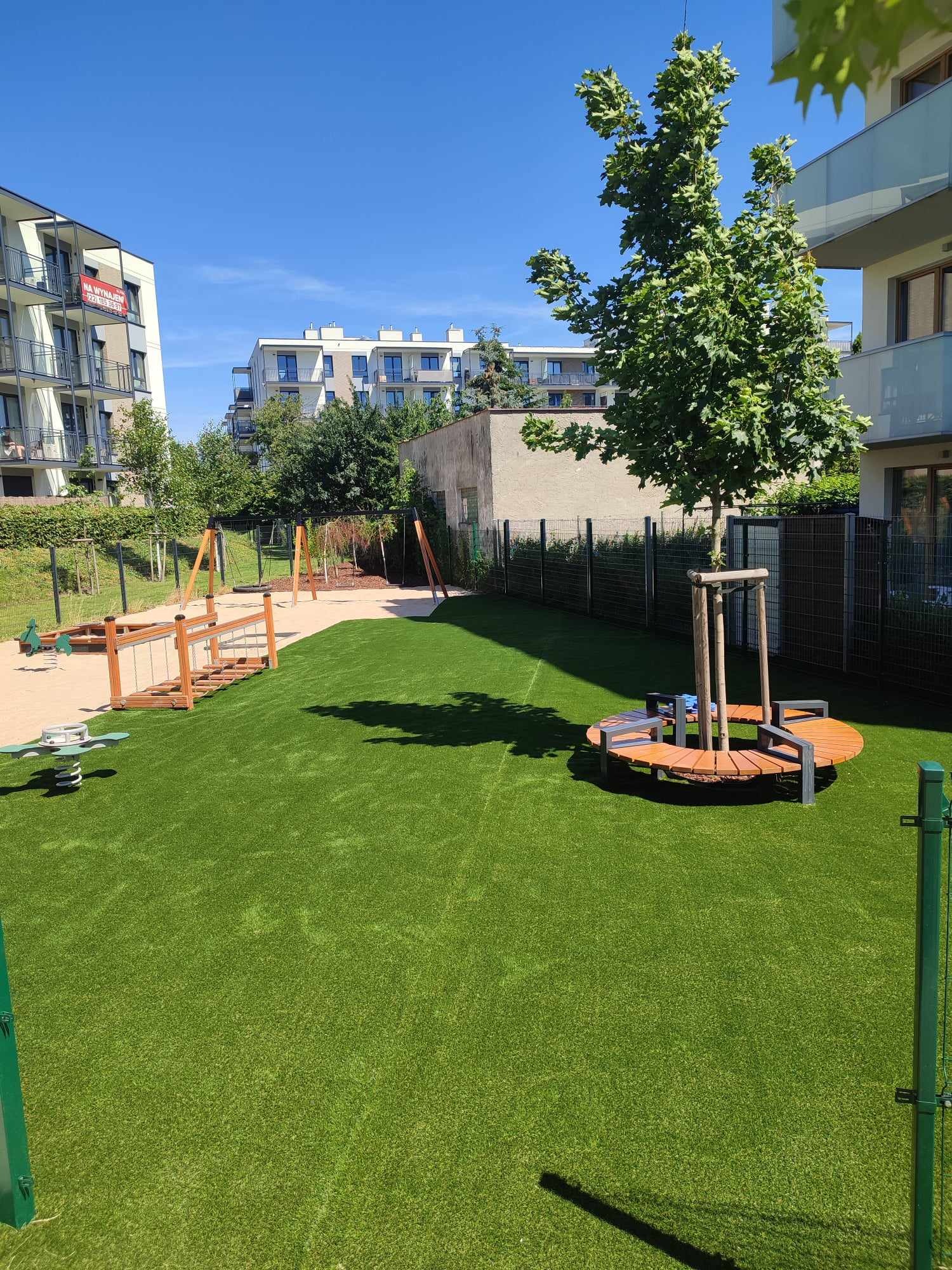 Plac zabaw i sztuczna trawa