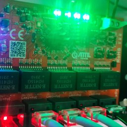 P.H.U TECH-MIKI - Panel sterowania z podłączonymi kablami Ethernet, diody LED sygnalizują działanie. Widoczne komponenty elektroniczne i oznaczenia na płycie.