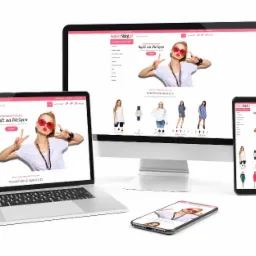 Responsywny układ strony sklepu internetowego z odzieżą damską, widoczny na laptopie, monitorze, tablecie i smartfonie, prezentujący stronę główną z kategorią produktów i promocyjną modelką...