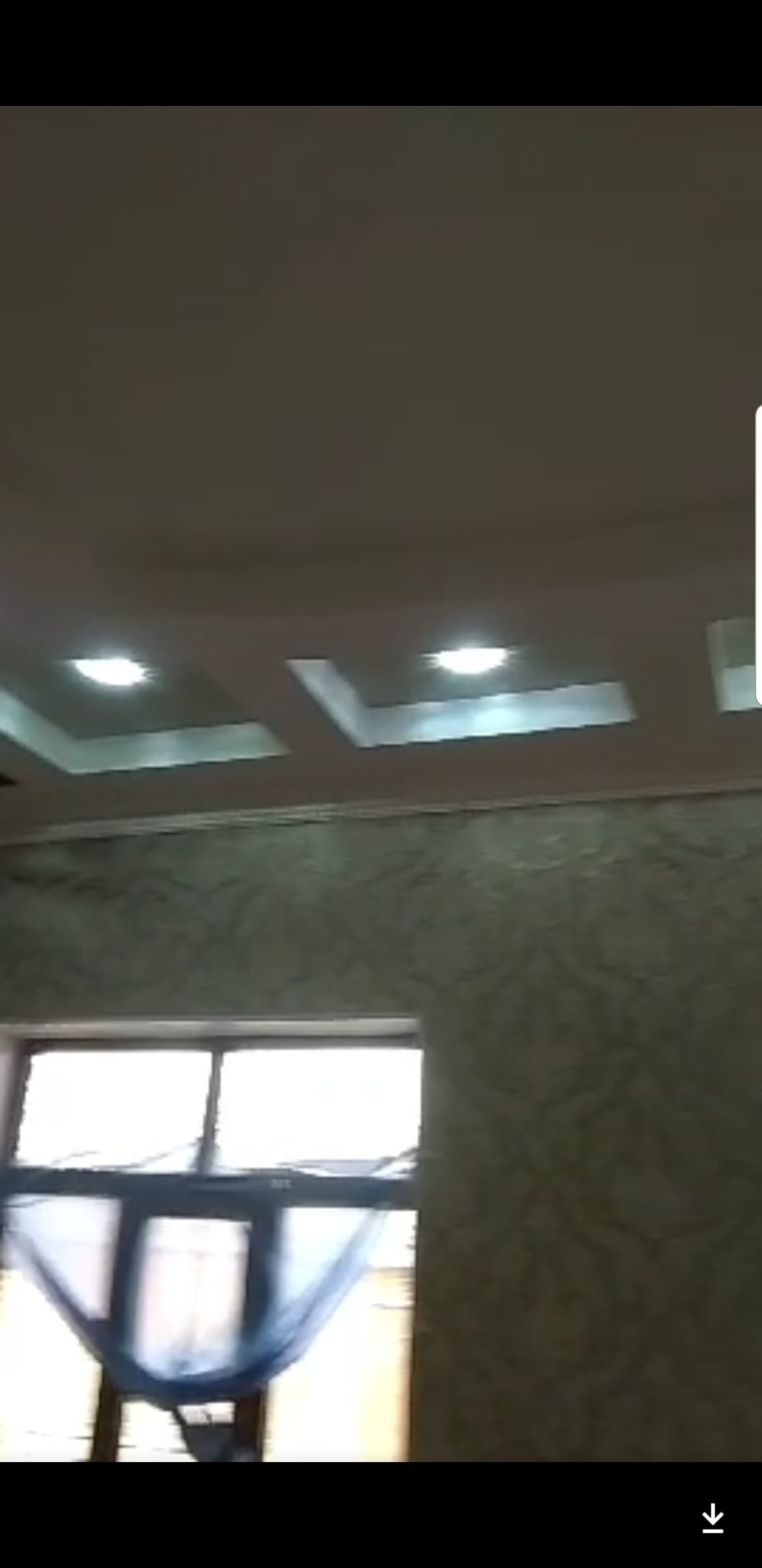 Wykończony sufit podwieszany z oświetleniem punktowym i tapeta w tle, widok z dołu.