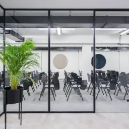 Donice na stelażu w biurze