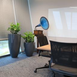 Donice z laminatu w biurze