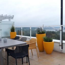 Donice z laminatu na tarasie