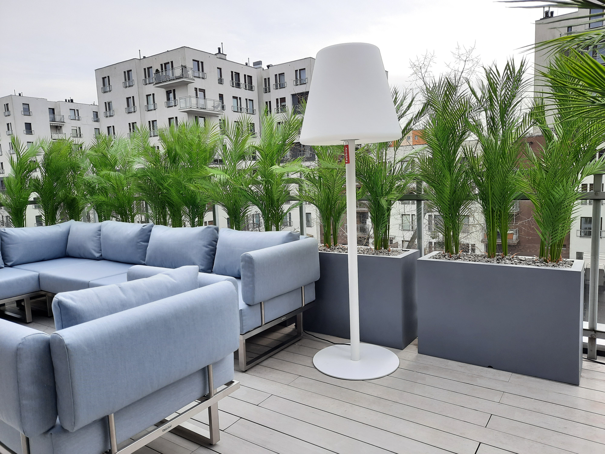 Donica z laminatu na tarasie