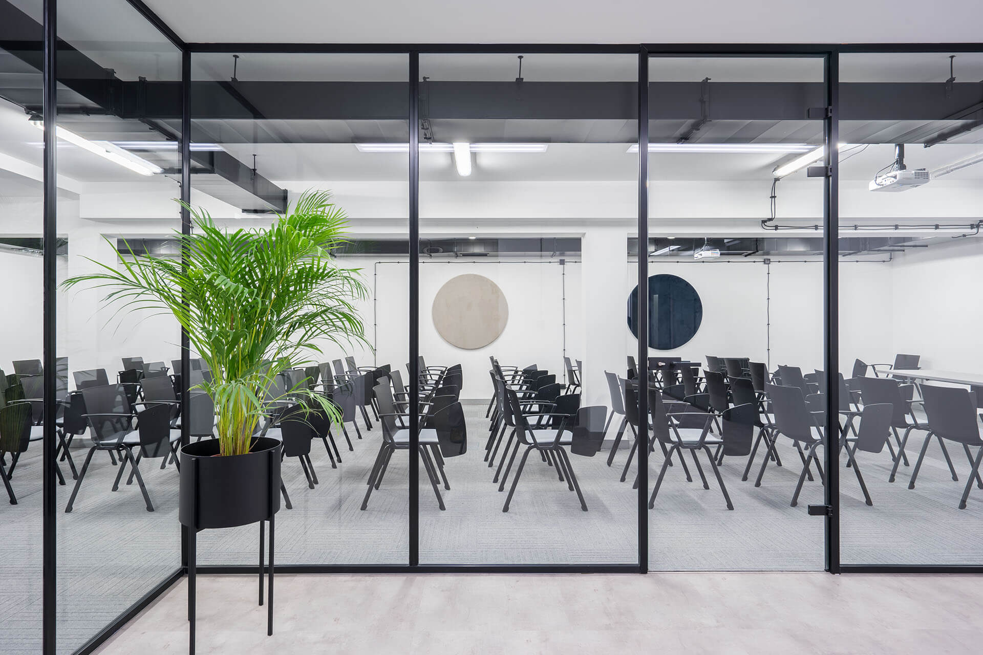 Donice na stelażu w biurze